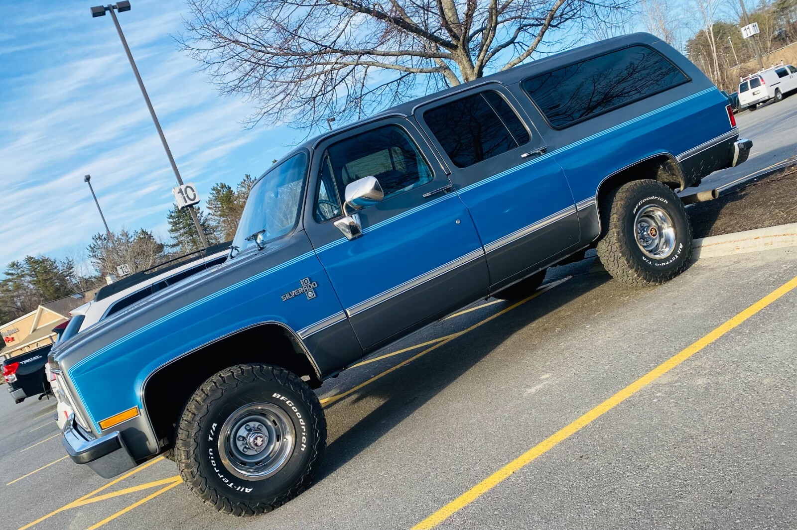 Chevrolet-Suburban-1988-1