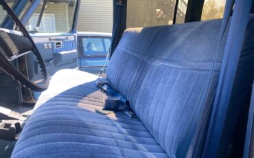 Chevrolet-Suburban-1988-14