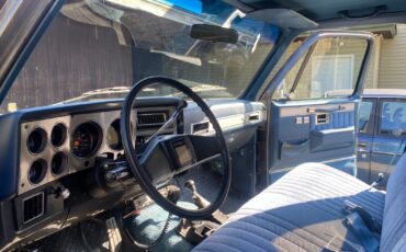 Chevrolet-Suburban-1988-16