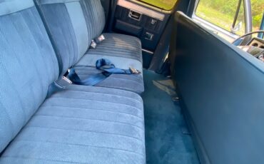 Chevrolet-Suburban-1988-23
