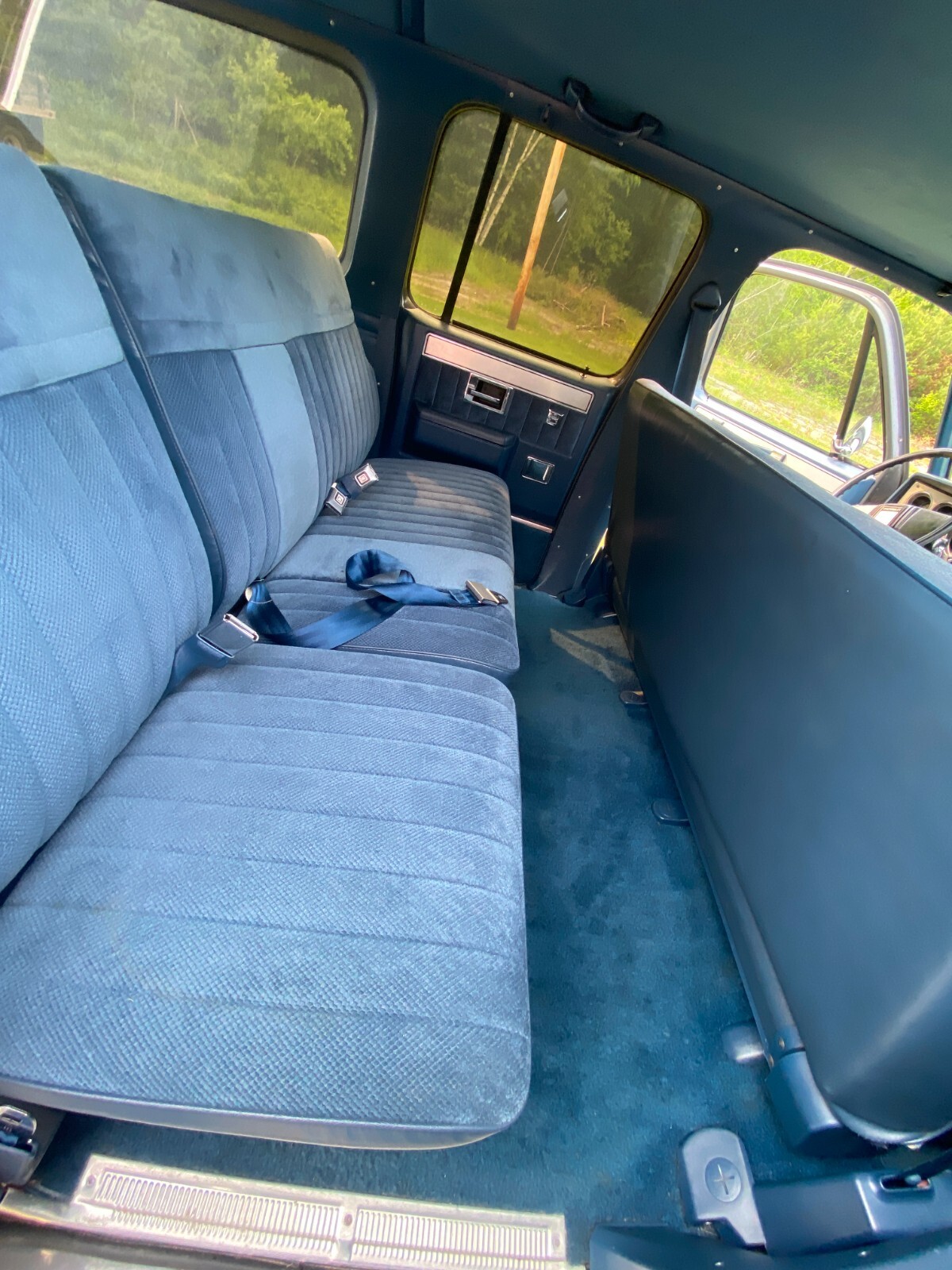 Chevrolet-Suburban-1988-23