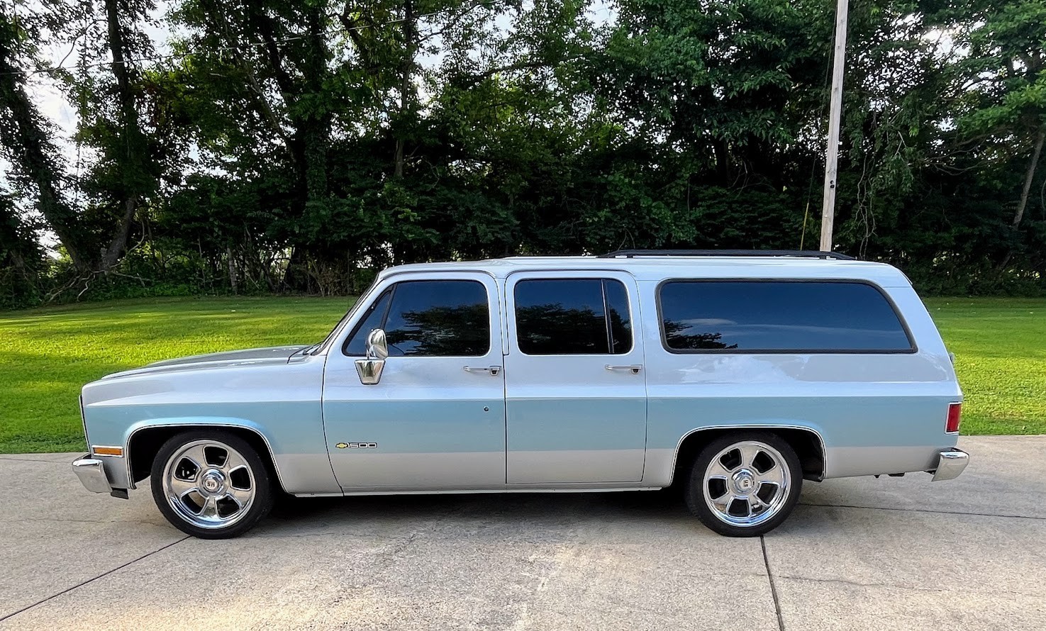 Chevrolet-Suburban-1989-1