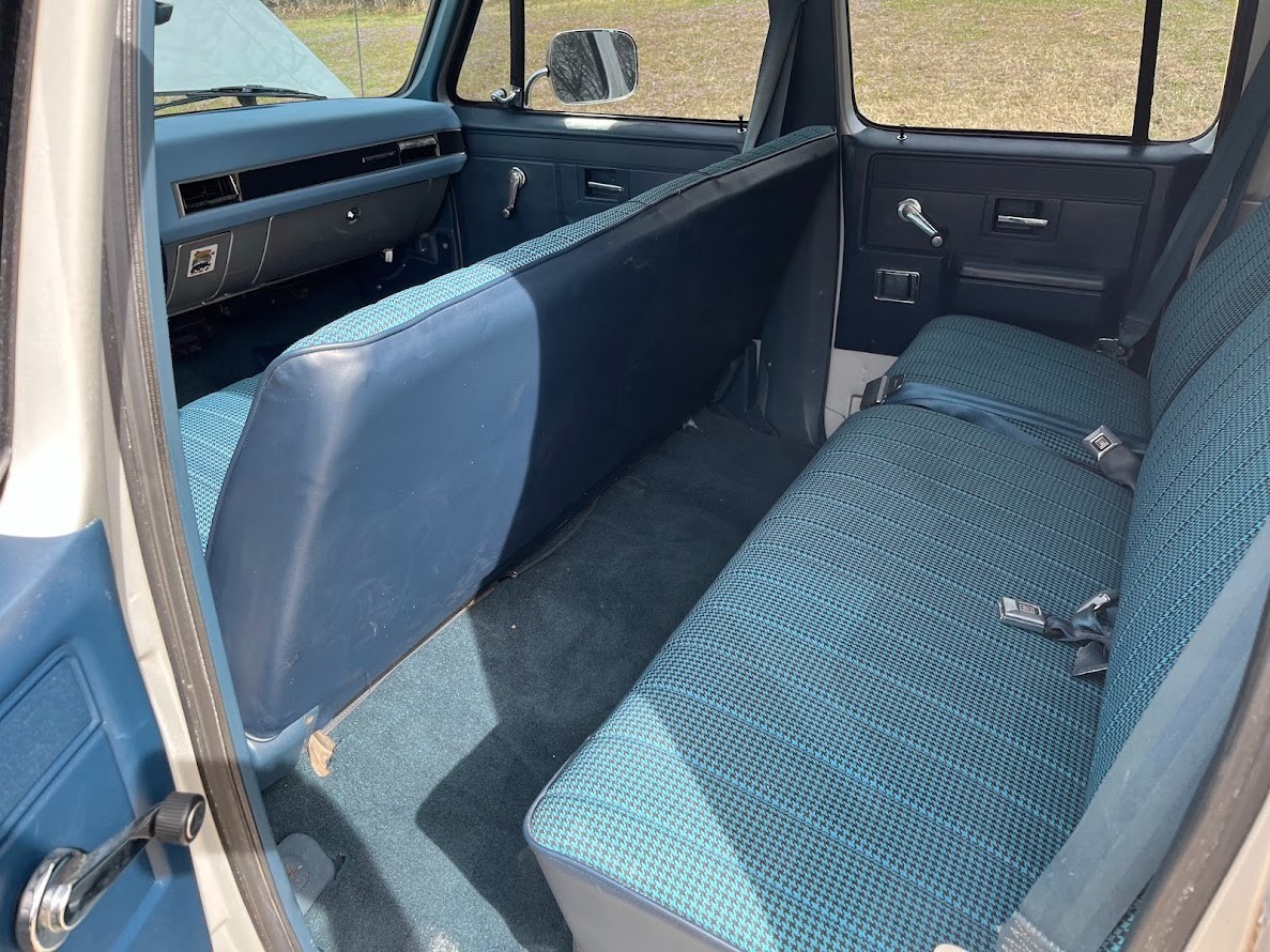 Chevrolet-Suburban-1989-10