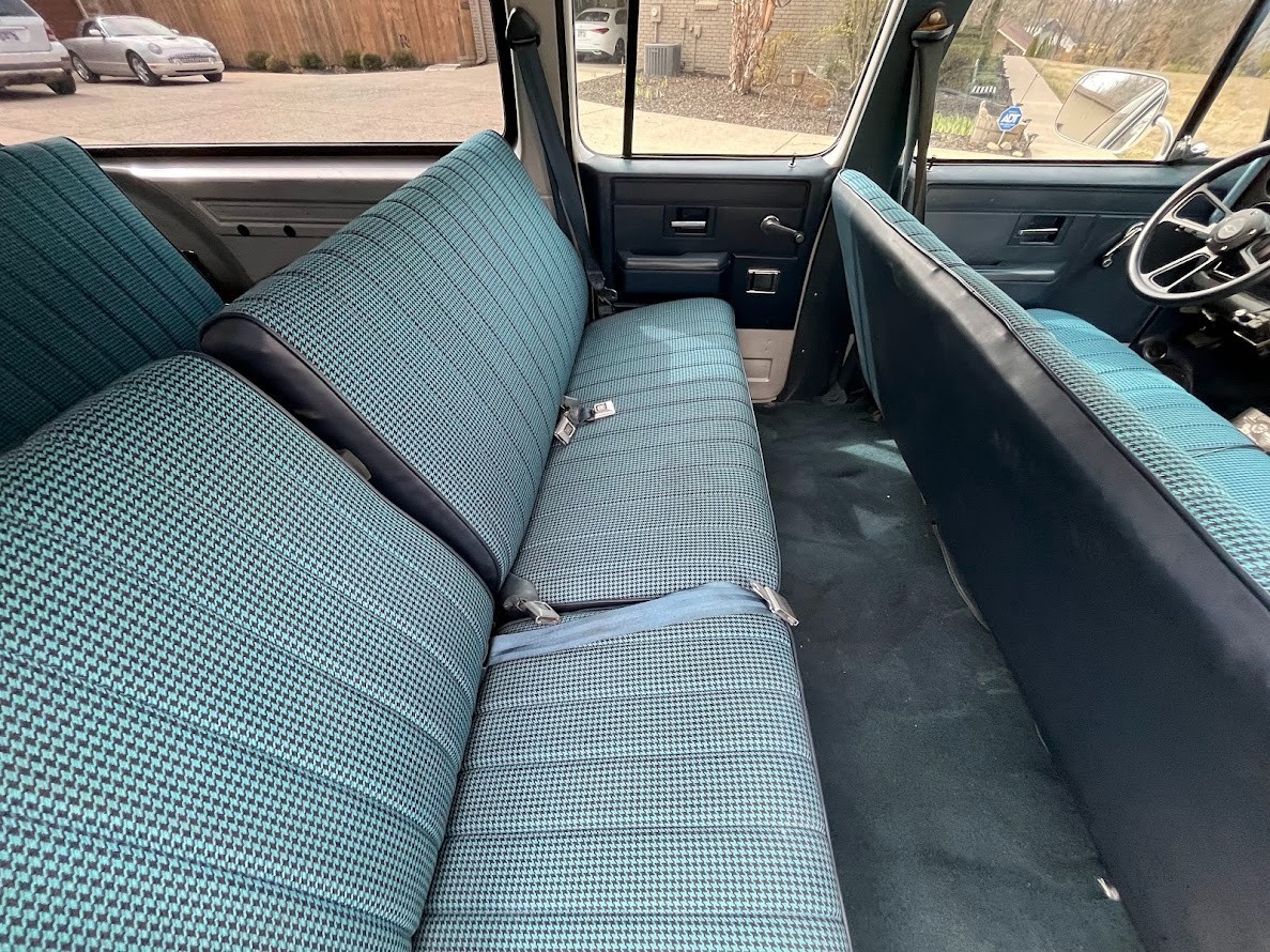 Chevrolet-Suburban-1989-12