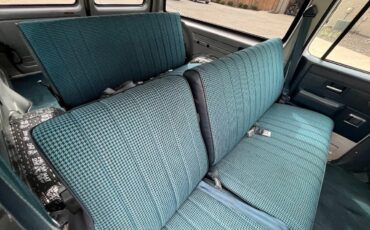Chevrolet-Suburban-1989-13