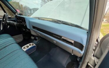 Chevrolet-Suburban-1989-14