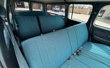 Chevrolet-Suburban-1989-16