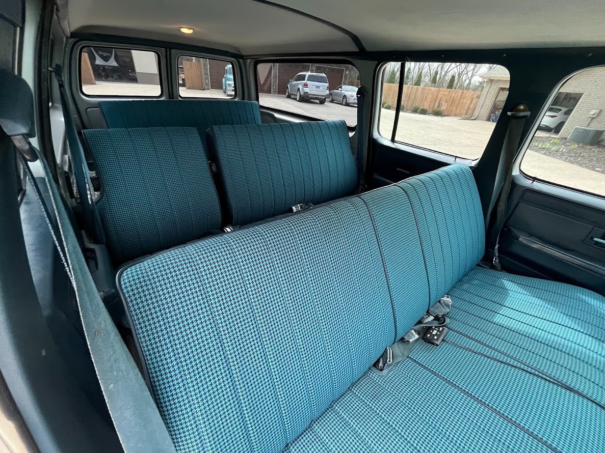 Chevrolet-Suburban-1989-16
