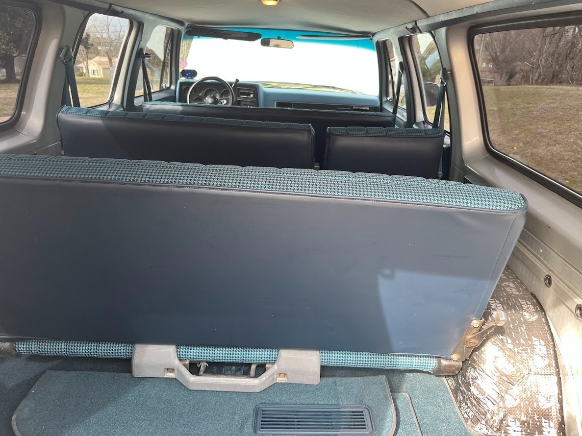 Chevrolet-Suburban-1989-17