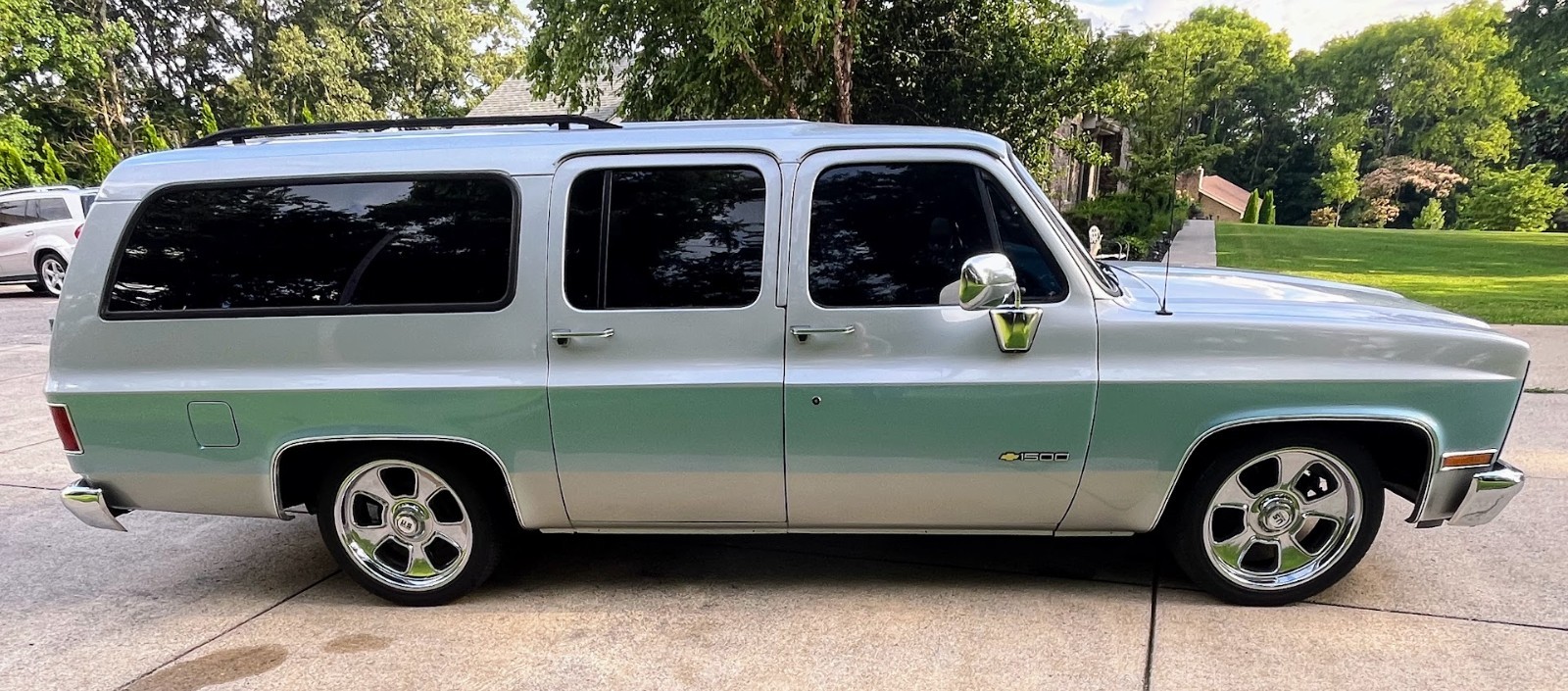 Chevrolet-Suburban-1989-2