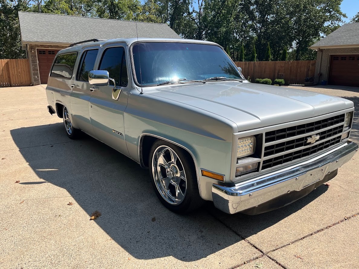 Chevrolet-Suburban-1989-37