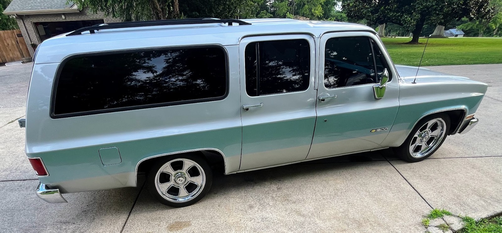 Chevrolet-Suburban-1989-38