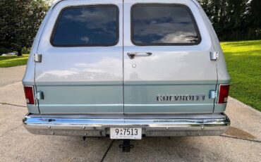 Chevrolet-Suburban-1989-6