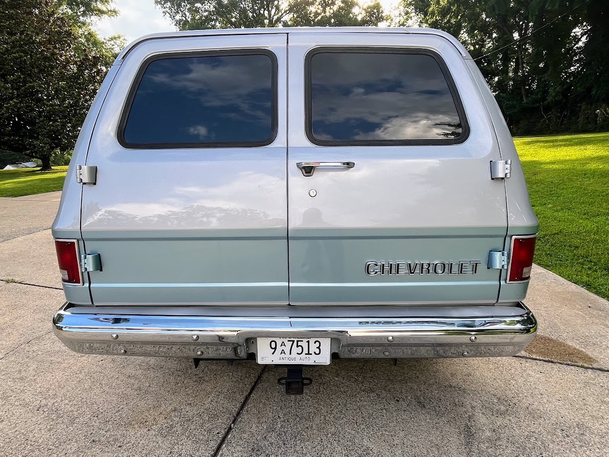 Chevrolet-Suburban-1989-6