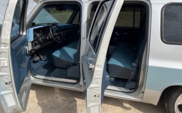 Chevrolet-Suburban-1989-9