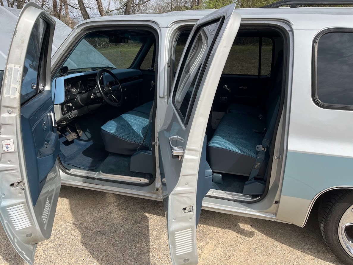 Chevrolet-Suburban-1989-9