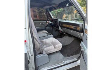 Chevrolet-Suburban-1989-Silver-Blue-1
