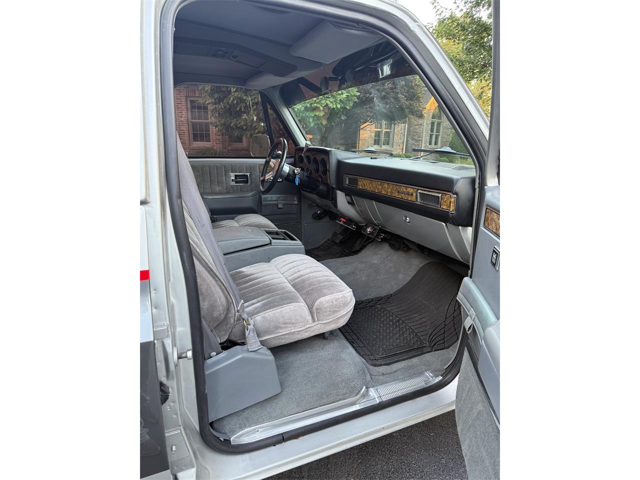 Chevrolet-Suburban-1989-Silver-Blue-1