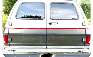Chevrolet-Suburban-1989-Silver-Blue-14