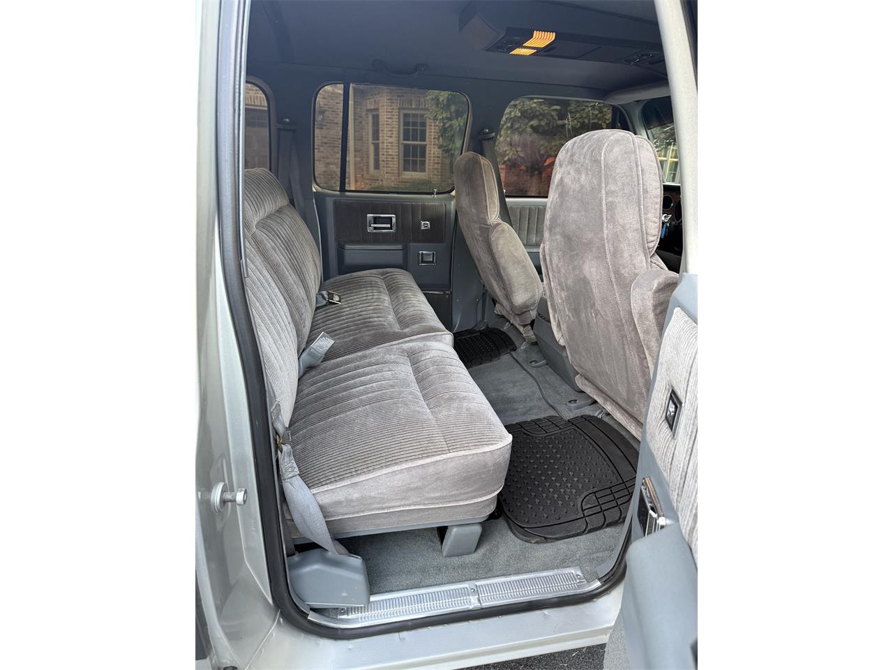 Chevrolet-Suburban-1989-Silver-Blue-2