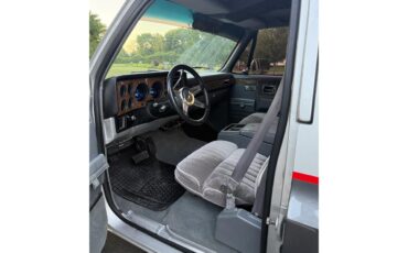 Chevrolet-Suburban-1989-Silver-Blue-3