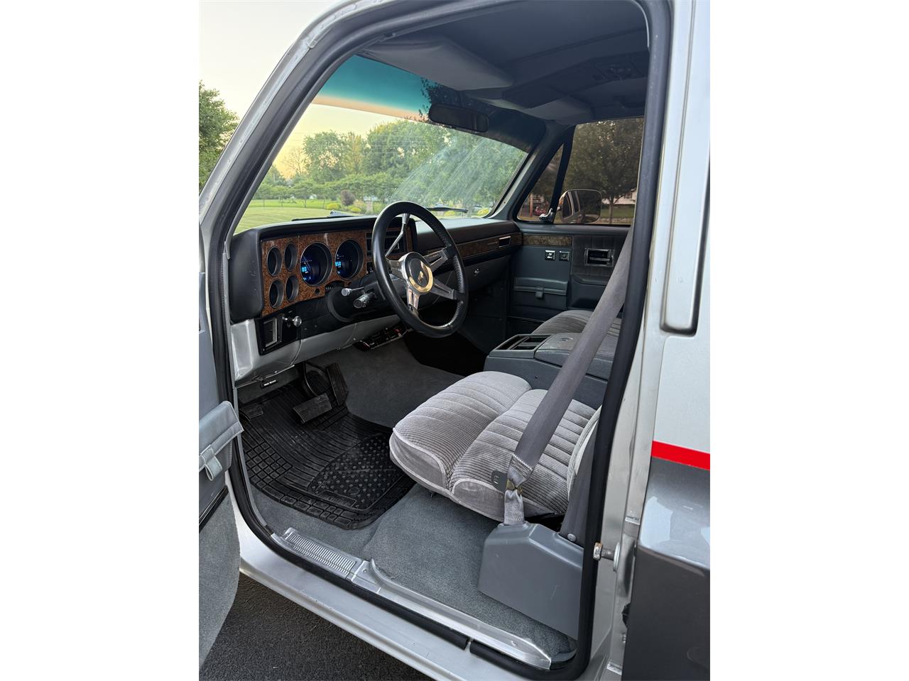 Chevrolet-Suburban-1989-Silver-Blue-3