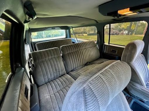 Chevrolet-Suburban-1990-Gloss-Black-Heather-Gray-Cloth-25