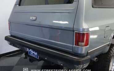 Chevrolet-Suburban-1990-Gray-Dark-Blue-23