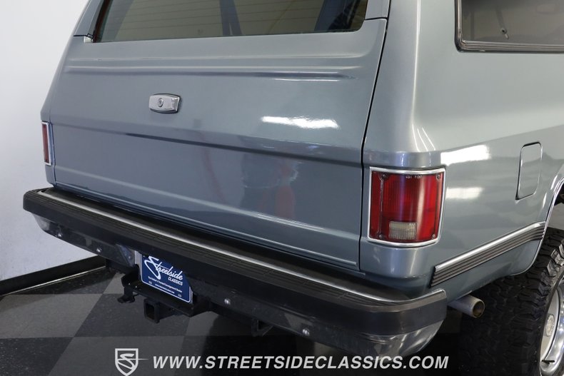 Chevrolet-Suburban-1990-Gray-Dark-Blue-23