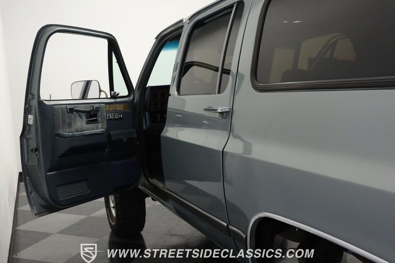 Chevrolet-Suburban-1990-Gray-Dark-Blue-30