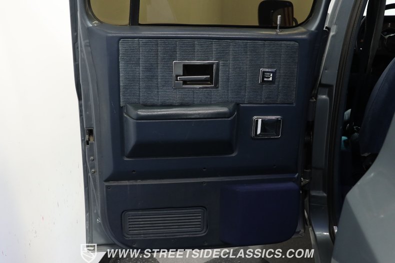 Chevrolet-Suburban-1990-Gray-Dark-Blue-31