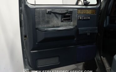 Chevrolet-Suburban-1990-Gray-Dark-Blue-32