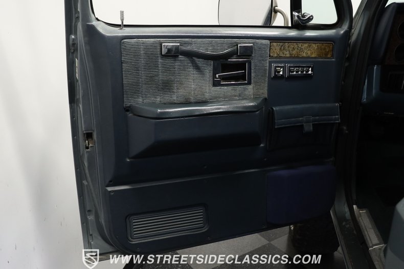 Chevrolet-Suburban-1990-Gray-Dark-Blue-32