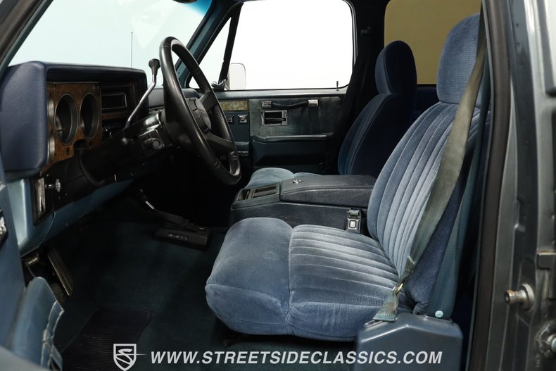 Chevrolet-Suburban-1990-Gray-Dark-Blue-33