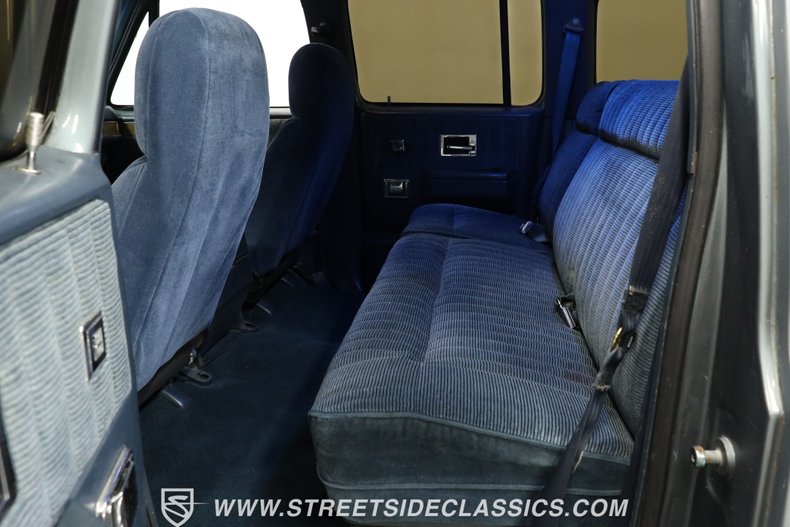 Chevrolet-Suburban-1990-Gray-Dark-Blue-39