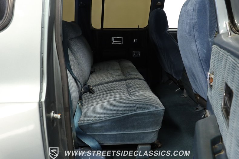 Chevrolet-Suburban-1990-Gray-Dark-Blue-40