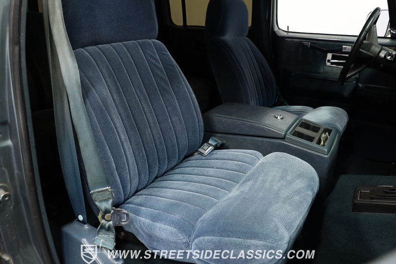 Chevrolet-Suburban-1990-Gray-Dark-Blue-41