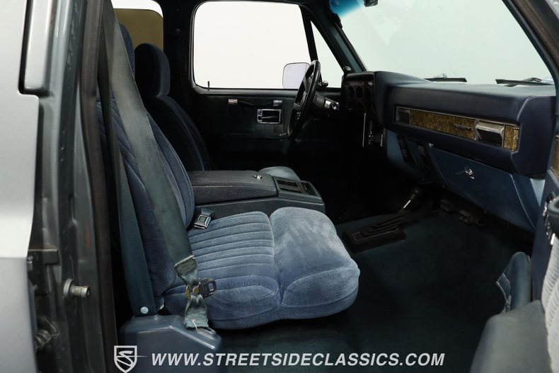 Chevrolet-Suburban-1990-Gray-Dark-Blue-42