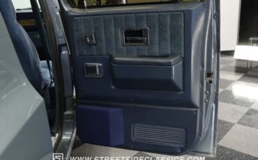 Chevrolet-Suburban-1990-Gray-Dark-Blue-46