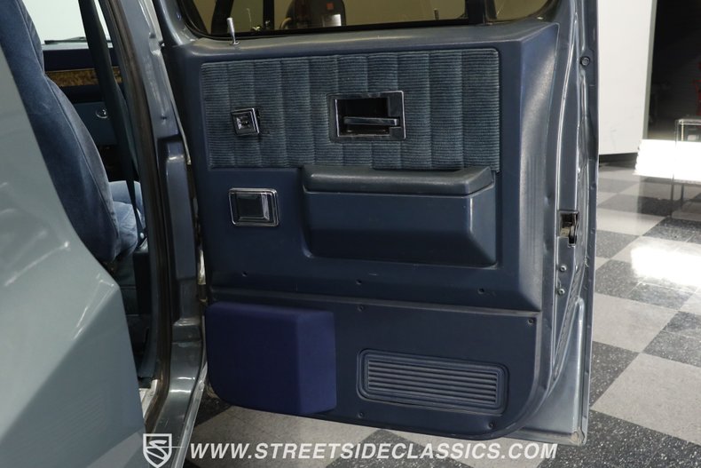 Chevrolet-Suburban-1990-Gray-Dark-Blue-46