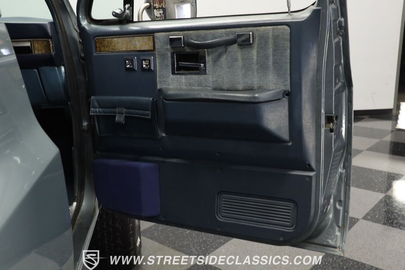 Chevrolet-Suburban-1990-Gray-Dark-Blue-47