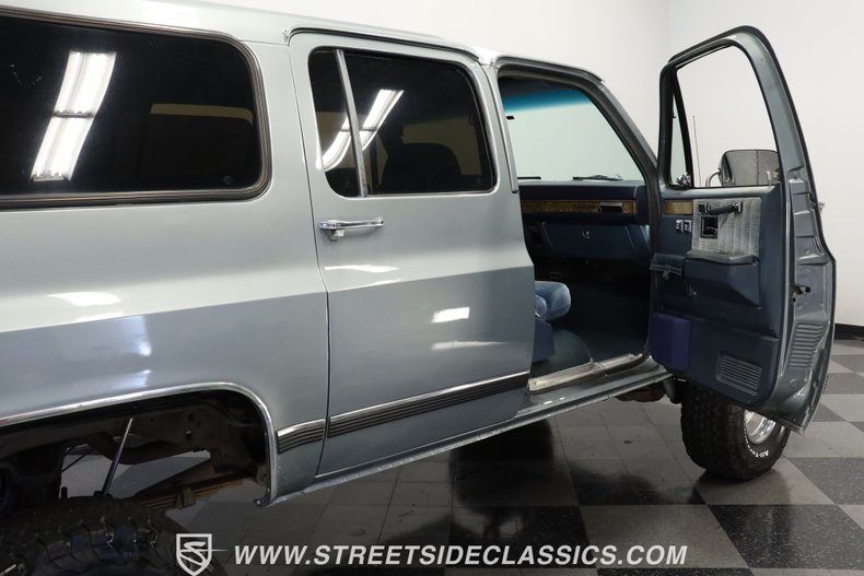 Chevrolet-Suburban-1990-Gray-Dark-Blue-48