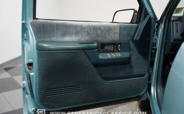 Chevrolet-Suburban-1992-Light-Blue-Metallic-Blue-37