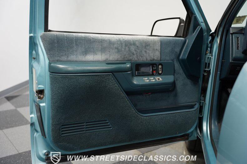 Chevrolet-Suburban-1992-Light-Blue-Metallic-Blue-37