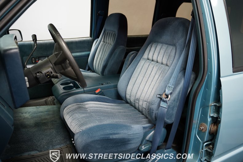 Chevrolet-Suburban-1992-Light-Blue-Metallic-Blue-43