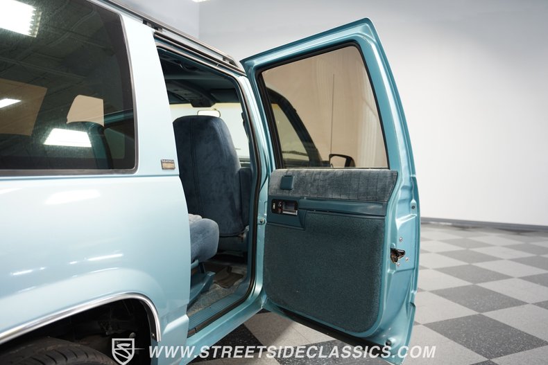 Chevrolet-Suburban-1992-Light-Blue-Metallic-Blue-45