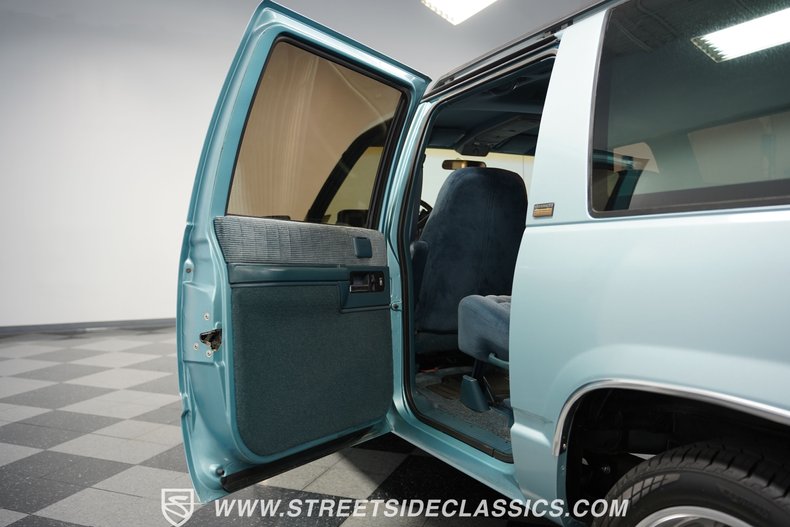 Chevrolet-Suburban-1992-Light-Blue-Metallic-Blue-48