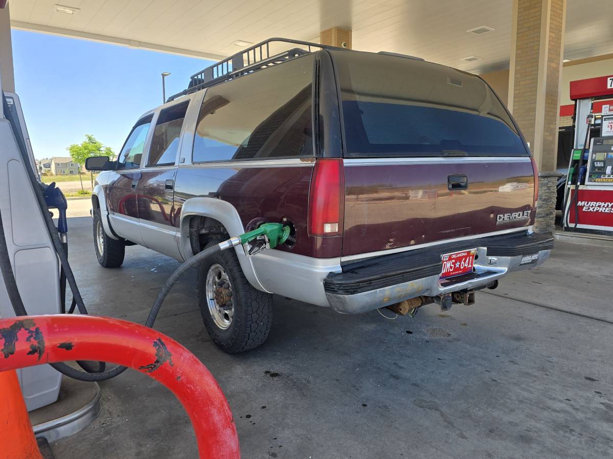 Chevrolet-Suburban-2500-diesel-1994-red-1