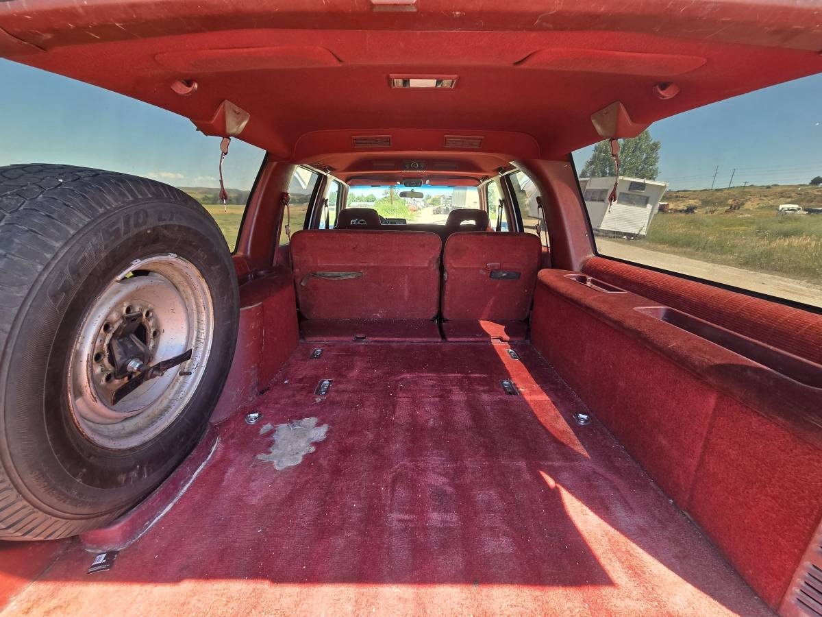 Chevrolet-Suburban-2500-diesel-1994-red-11