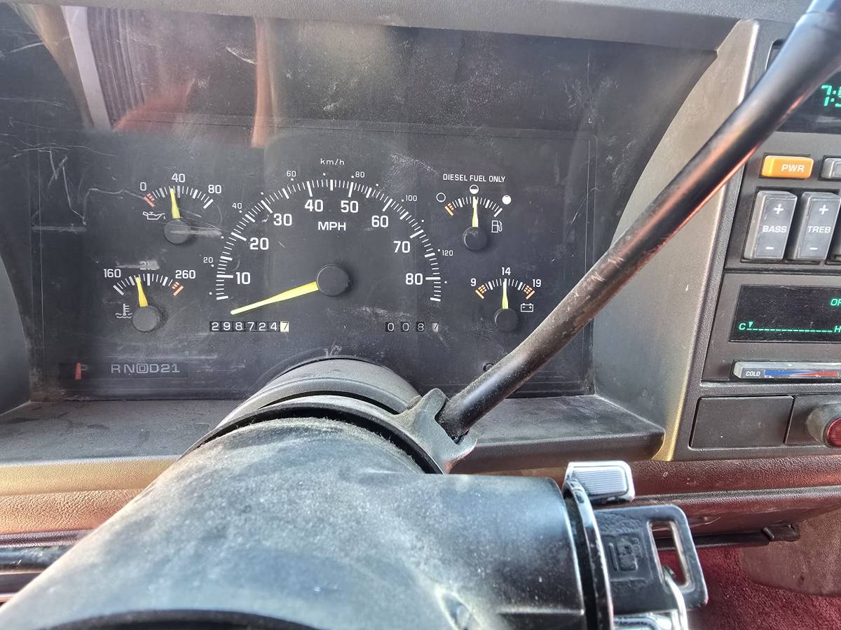 Chevrolet-Suburban-2500-diesel-1994-red-9